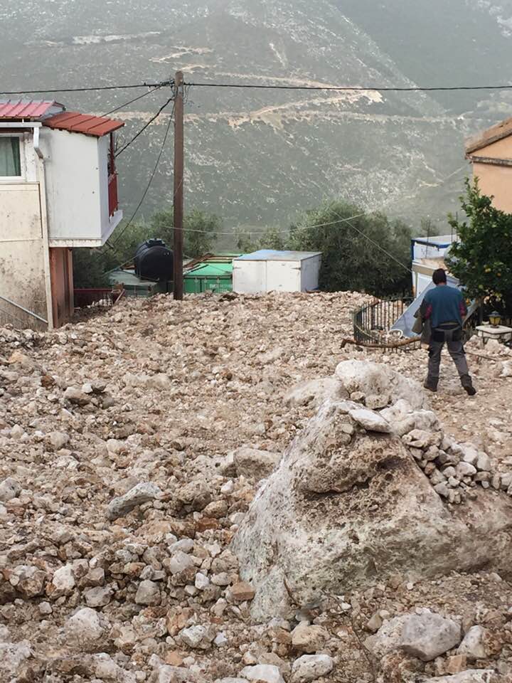 Βούλιαξε στις πέτρες το Νύφι [εικόνες]